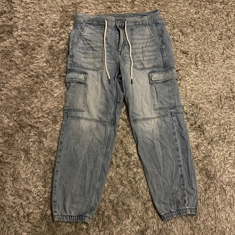 American Eagle jogger style light wash jeans cargo pockets Women’s
